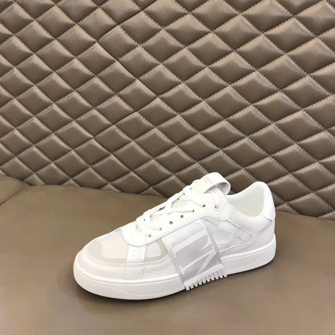 p440 "Valentin*" new spring and summer calfskin lace-up sneakers. No man should be able to refuse these shoes. The classic color scheme is so handsome! Purchase a high-precision replica of the original version to instantly sell off the market currency! 6 VLTN logo rubber effect straps - Valentino Garavani Logo printed on the back and tongue, all materials are customized to ensure quality! Size: 38-44